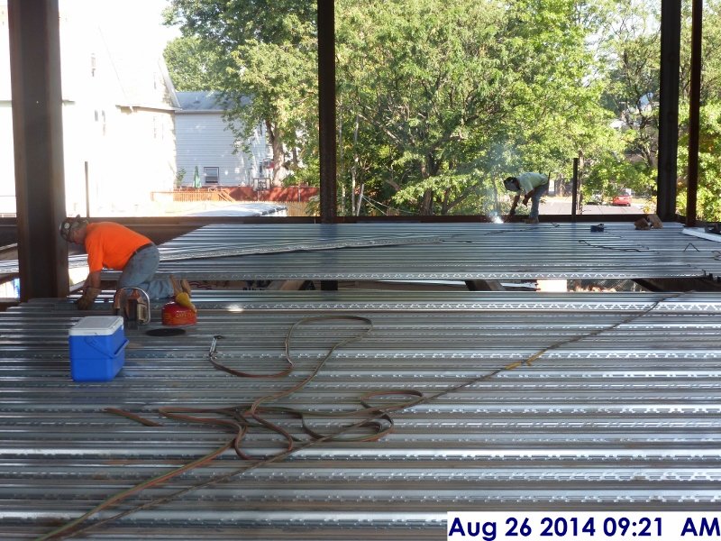 Installing and welding metal deckinga at Derrick -7 (2nd Floor) Facing North (800x600)